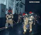 左營艦模擬操敵軍飛彈命中引發大火，修理班著裝前往機庫搶救。（記者邱榮吉/花蓮外海拍攝）