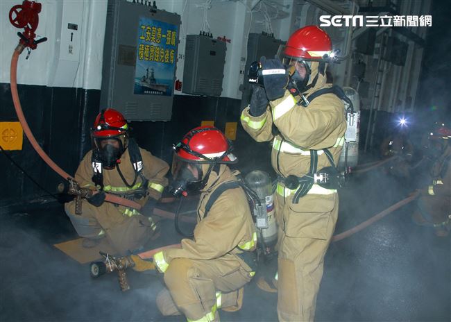 左營艦模擬操敵軍飛彈命中引發大火，修理班著裝前往機庫搶救。（記者邱榮吉/花蓮外海拍攝）