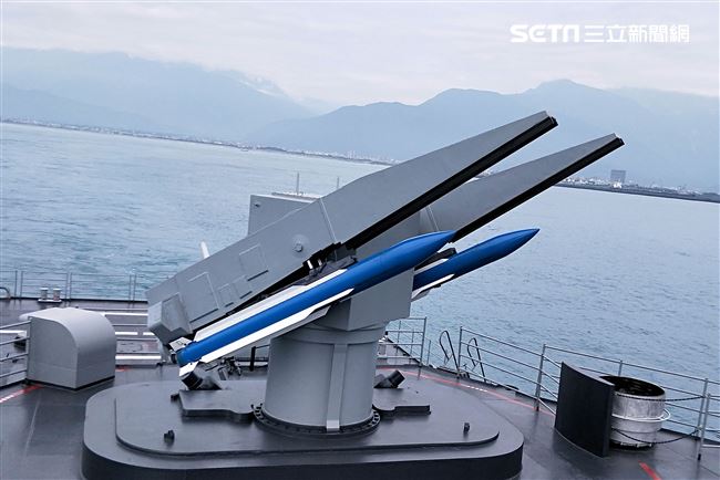 左營艦上的標二飛彈隨時鎖定敵機來襲。（記者邱榮吉/花蓮外海拍攝）