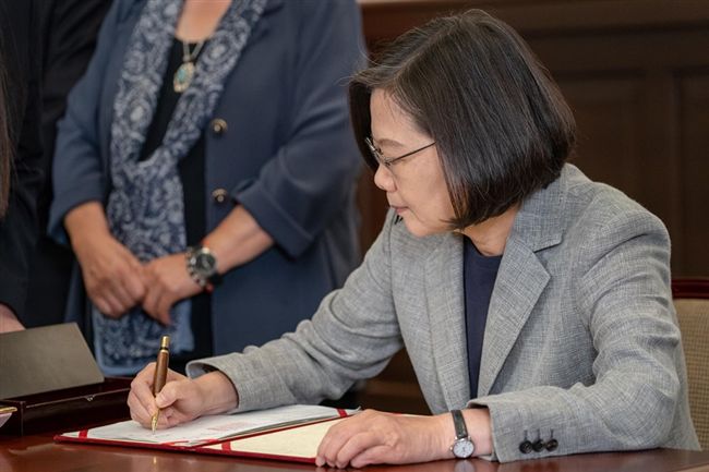 2019年5月22日時任總統蔡英文在總統府秘書長陳菊、行政院長蘇貞昌、民進黨立法院黨團總召柯建銘的陪同下,簽署「司法院釋字第七四八號解釋施行法」。(圖/翻攝自蔡英文臉書)