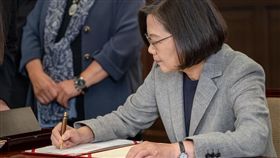 蔡英文  陳菊  蘇貞昌簽署同婚專法（圖／翻攝自蔡英文臉書）