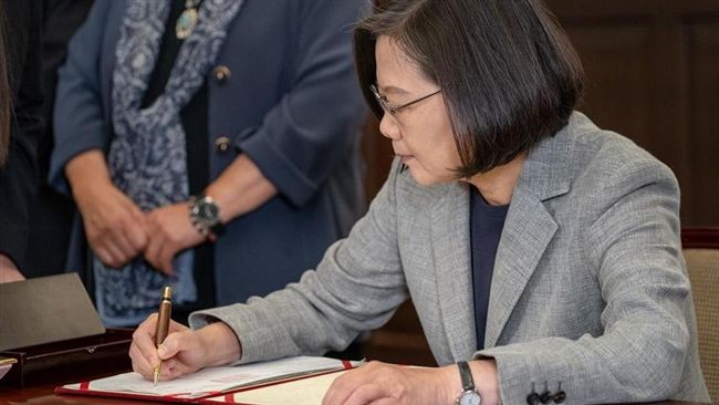 愛無差別！總統簽署同婚專法再喊話