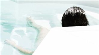 泡澡雙腿間突「滑出寶寶」女驚：不知懷孕