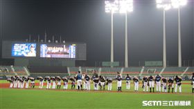 ▲Lamigo賽後與球迷鞠躬。（圖／記者蕭保祥攝影）