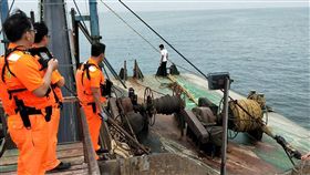 陸船越界抽砂　馬祖海巡依法押返偵辦（1）馬祖海巡隊22日在莒光海域查獲中國大陸籍抽砂船「海勝655號」盜採砂石，連船帶人押返南竿，全案依刑法加重竊盜罪等移送連江地檢署偵辦。（馬祖海巡隊提供）中央社　108年5月22日