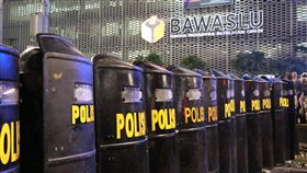 鎮暴全副武裝為防止群眾抗議意外，印尼軍警全副武裝，戒備森嚴。中央社記者石秀娟雅加達攝　108年5月22日