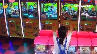娃機店裝飾太美！2女愛不釋手偷拔走