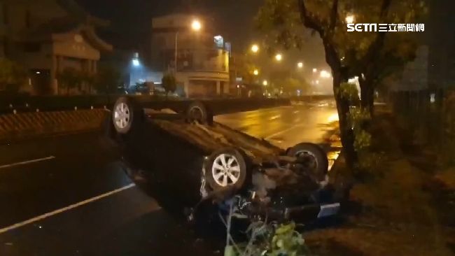 天雨路滑！轎車失控自撞「四輪朝天」