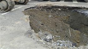 高雄市搶修破損道路（1）高雄市大順、中正路口塌陷，造成騎士彈飛受傷送醫，高雄市政府22日派出人員與機具進場搶修。（水利局提供）中央社記者王淑芬傳真　108年5月22日