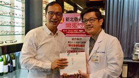 朱立倫：推動敬老眼鏡就是庶民經濟前新北市長朱立倫（左）22日與中華民國驗光師公會全國聯合會執行長黃群宸（右）等人對談，朱立倫說，推動敬老眼鏡就是庶民經濟，除發揮社會愛心也可讓庶民經濟興隆。中央社記者黃旭昇新北攝　108年5月22日