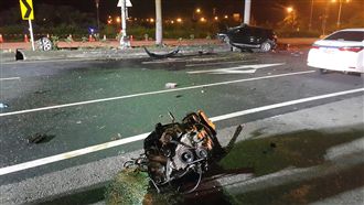 16歲少年開車夜遊撞路桿　重傷送醫