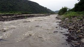 連日降雨溪水暴漲道路坍　浸水營古道暫封閉南台灣地區連日下雨，台東林區管理處轄內台東至屏東的浸水營古道多處坍塌，且溪水暴漲沖毀聯外道路，古道將暫時封閉整修。（台東林管處提供）中央社記者盧太城台東傳真　108年5月22日
