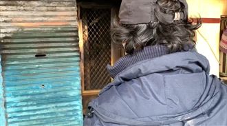 小兄弟逃命困窗邊　父自責伸手拉不回