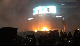 印尼選後動盪 抗議現場多處著火