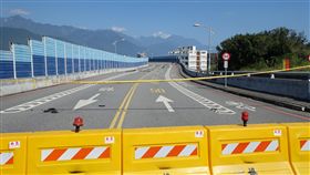 花蓮七星潭大橋25日起封橋修繕（1）去年2月6日花蓮強震導致七星潭大橋橋身位移嚴重，縣府預計從25日起封橋進行工程施作，暫時封閉橋梁一個月，6月30日將視情況開放。（蕭美琴服務處提供）中央社記者李先鳳傳真　108年5月22日