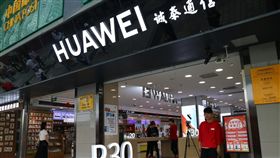 遭谷歌中止合作　華為向市場信心喊話面對谷歌中止部分合作業務，華為20日下午對外表示，華為產品和服務在中國市場不受影響，但由於谷歌旗下相關應用在中國早就被封鎖，這樣的聲明內容明顯流於對內的信心喊話。圖為重慶一家華為門市。（資料照片）中央社記者陳家倫北京傳真　108年5月20日