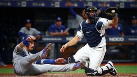 貝林傑（左）因為凱梅爾的雷射肩而在本壘前遭到觸殺。（圖／翻攝自光芒推特）