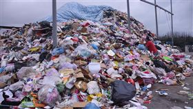 無焚化爐棘手　花蓮垃圾堆置量驚人花蓮縣議會22日進行縣政總質詢，有議員指出，縣內垃圾堆置量將近1萬5000公噸，目前除鳳林掩埋場外，其他都已滿載封閉或是即將滿載。環保局則回應，花蓮垃圾問題棘手在於沒有焚化爐。中央社記者李先鳳攝　108年5月22日