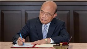 蔡英文  陳菊  蘇貞昌簽署同婚專法（圖／翻攝自蔡英文臉書）