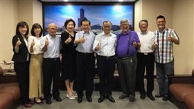 公私協力保存眷村文化高雄市國軍眷村文化發展協會理會事長趙麟（中）22日拜訪高雄市副市長葉匡時（右4），雙方允諾公私協力為眷村保存活化尋求更多合作機會。（高雄市國軍眷村文化發展協會提供）中央社記者王淑芬傳真　108年5月22日