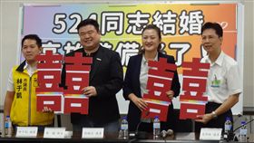 同婚專法施行  高雄市結婚登記可隨到隨辦立法院三讀通過「司法院釋字第748號解釋施行法」，同婚專法24日施行。民進黨籍高雄市議員簡煥宗（左2）等23日邀高雄市民政局戶籍行政科長楊進祿（右）出席記者會，楊進祿表示，結婚登記相關作業準備就緒，可預約，也可隨到隨辦。中央社記者陳朝福攝  108年5月23日