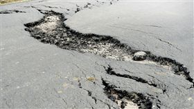 才鋪半年！柏油路龜裂20公分　騎士頻摔車(圖/張麗善臉書)