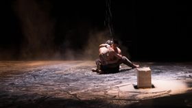 舞者與太白粉共舞　詮釋人際細膩情感台灣旅法編舞家林怡芳舞作「微塵共感」，巧妙運用太白粉做為演出素材，不但在舞台上擺設3座用太白粉製成、宛如大理石色澤的抽象雕塑，也讓舞者在於太白粉粉末與液體中奔跑、相擁、推擠衝撞，呈現不同人際情感的質地。中央社記者洪健倫攝　108年5月22日