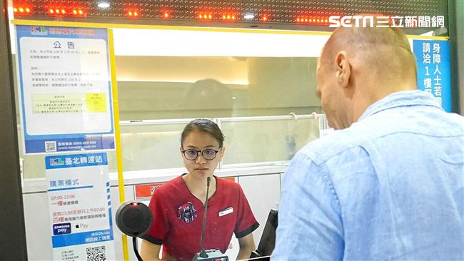 台北轉運站售票口　老外亂入幹這事…