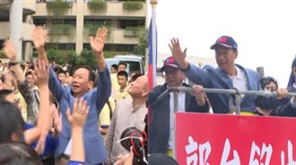 自稱「料王」郭台銘首次上戰車掃街