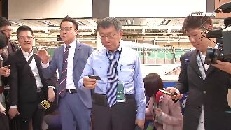 日議員關心選不選總統！柯露曖昧微笑