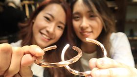 網紅逼逼日記24日登記結婚　特製手環作紀念女同志情侶歡歡（左）、Amber（右）共同經營YouTube頻道「逼逼日記」，兩人交往已3年，24日將前往信義戶政事務所登記，在同婚合法登記的第一天，要成為合法夫妻，為此她們還特別抽空親手打造手環及戒指等，要留下最棒的紀念。（逼逼日記提供)中央社記者鄭景雯傳真　108年5月23日