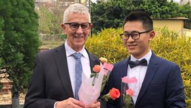 跨國同志愛　趙守泉期待在台登記結婚那一天台灣同婚登記24日正式上路，今年2月在苗栗舉辦婚禮的台灣青年趙守泉（右）與75歲英國老爹古迪爾（Andrew Goodier）（左）相當開心，趙守泉受訪表示，雖礙於欠缺相關文件，兩人暫不會辦理登記，但仍期待那一天的到來。（檔案照片）中央社記者管瑞平攝　108年5月23日
