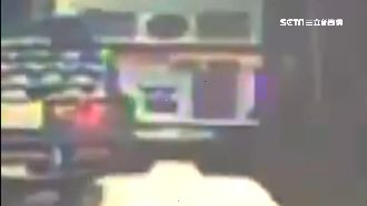 送貨恍神撞公車　女乘客下車慘拋飛