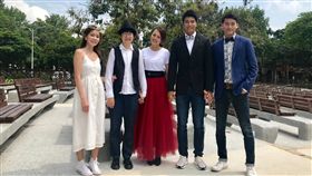 見證同婚通過　戴愛玲新拍同志版MV送祝福同婚專法三讀通過，24日將正式上路，力挺婚姻平權的歌手戴愛玲（中）特別自掏腰包重新拍攝歌曲「暗了，亮了」的男同志版本MV，作為她送給同志朋友的結婚禮物。（星耀藝能提供）中央社記者陳政偉傳真　108年5月23日