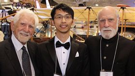 台灣之光5G學者黃敏祐。馬可尼學會主席、網際網路之父瑟夫(右)及手機之父庫伯(左)讚賞黃敏祐在5G研究的突破（圖／翻攝自清華大學官網）