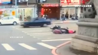 左轉遭直行車撞　兩人倒地女騎士氣炸