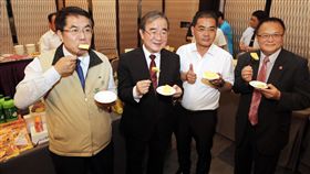 農糧署媒合台南農特產  南化芒果最受注目台南農特產進入生產旺季，農委會農糧署23日在台南市安平區辦理媒合會，不少廠商對南化芒果展現高度興趣，台南市長黃偉哲（左1）也在場大快朵頤。左2為農糧署長胡忠一。（台南市政府提供）中央社記者張榮祥台南傳真  108年5月23日