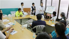 蔡其昌邀集商討台中大甲道路改善工程立法院副院長蔡其昌（後右）23日邀集內政部營建署、台中市建設局等相關單位，討論大甲區文武路及信義路道路改善工程，多名里長也到場關心。中央社記者趙麗妍攝　108年5月23日