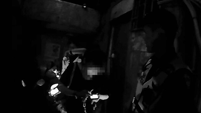黑洋裝熟女：你不可以這樣！警掏出…