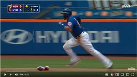 ▲葛梅茲（Carlos Gomez）盜壘鞋子都掉了。（圖／翻攝自MLB YouTube）