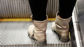 日本多年來習慣空出電扶梯單側空間，如大阪等關西地區民眾習慣靠右站立。（示意圖／翻攝自Pixabay）