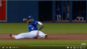 ▲小葛雷諾（Vladimir Guerrero Jr.）接球後直接坐在地上傳一壘刺。（圖／翻攝自MLB YouTube）