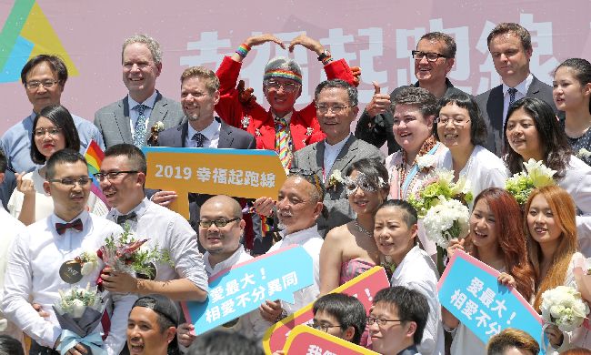 同婚登記首日　各國獻彩虹祝福！