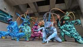 藝術家響應全球氣候行動（2）台灣健康空氣行動聯盟23日在立法院外舉行「524台北氣候緊急遊行，國際藝術家站出來」記者會，多名藝術家扮裝成瀕臨絕種的動物到場聲援，呼籲民眾24日一同參與遊行，正視氣候變遷問題。中央社記者裴禛攝  108年5月23日