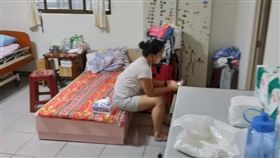 擺爛移工滑手機不甩雇主。(圖/翻攝自爆料公社)