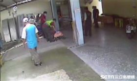 南投殯儀館男屍腳抽動／翻攝畫面