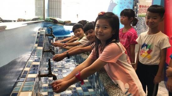 五星級小學廁所！主打最懂你的小便斗
