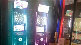 熱炒店,射飛鏢機,老闆,碗筷,調皮（圖／翻攝自爆料公社）