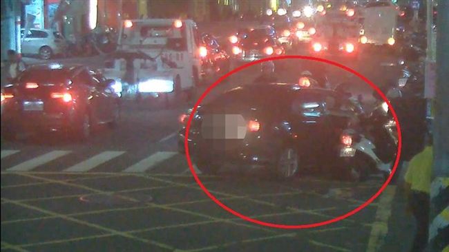 街頭演電影！毒犯拒撿　警鳴槍飆速