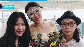 厭世姬（中）與簡莉穎（右）結為連理。（圖／翻攝自簡莉穎臉書）